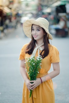 woman-holding-baby-s-breath-flowers-1408979.jpg