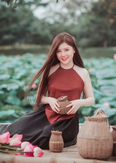 woman-holding-brown-woven-decor-1386608.jpg