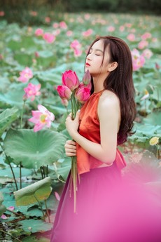 woman-holding-flowers-1322134.jpg