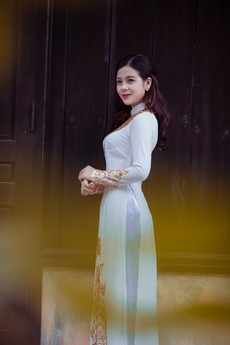 woman-holding-her-hands-1308883.jpg