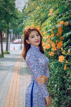 woman-in-floral-long-sleeved-dress-1319911.jpg