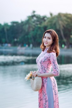 woman-in-pink-and-blue-floral-3-4-sleeved-dress-1468380.jpg