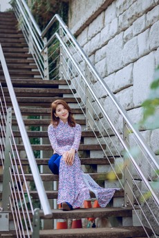 woman-sitting-on-stairs-1319908.jpg