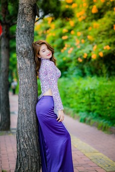 woman-standing-and-leaning-on-tree-1321909.jpg