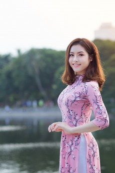 woman-standing-in-front-of-body-of-water-1468376.jpg