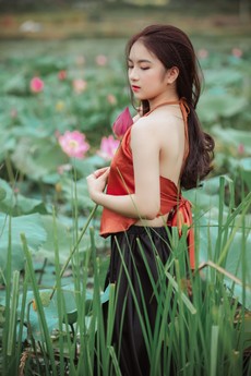 woman-standing-in-the-middle-of-flowers-1322135.jpg