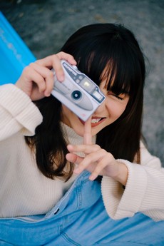 woman-taking-a-photo-2917915.jpg