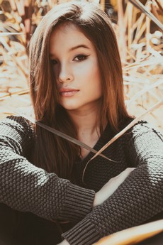 woman-wearing-knitted-sweater-2009806.jpg