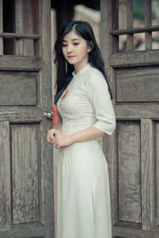 woman-wearing-white-dress-in-middle-of-two-brown-wooden-1391494.jpg