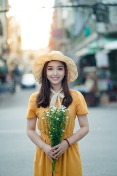 selective-focus-photography-of-woman-holding-flowers-1408978.jpg
