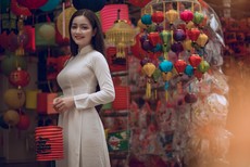 woman-holding-chinese-lantern-1372138.jpg