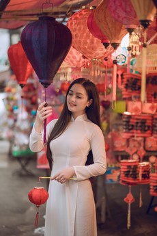 woman-holding-paper-lantern-beside-store-1372135.jpg