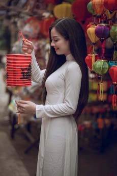 woman-holding-red-chinese-lantern-1372137.jpg