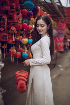 woman-in-white-long-sleeved-dress-holding-lantern-1372136.jpg