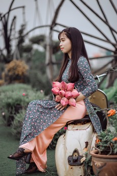 woman-sitting-on-motorcycle-while-holding-banana-blossoms-1268631.jpg