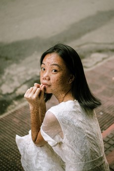 woman-sits-on-pavement-2709385.jpg