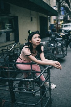 woman-sitting-on-bike-3164115.jpg