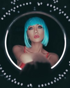 blue-haired-woman-2760248.jpg