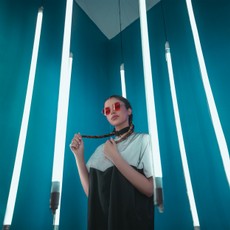 woman-wearing-red-sunglasses-2682154.jpg