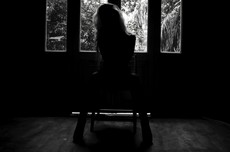 woman-sitting-on-chair-919382.jpg