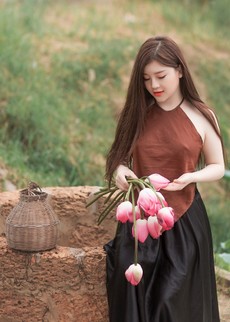 woman-holding-pink-tulips-1386604.jpg